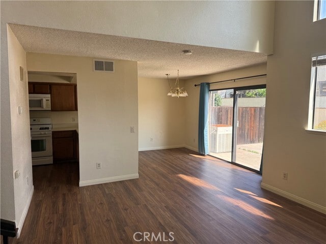 Foto del edificio - 4686 Canyon Park Ln