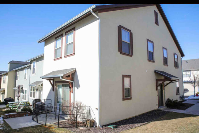 Building Photo - 1472 E Primrose Ln