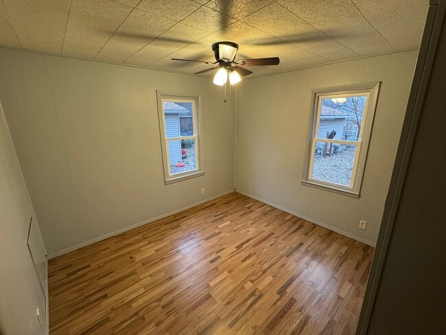 Building Photo - 2 bedroom w garage