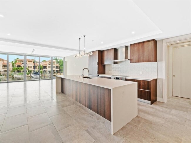Building Photo - 133 Isle of Venice Dr