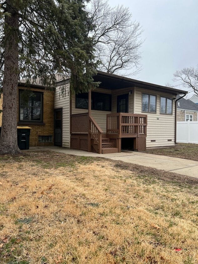 Primary Photo - 3 Bedroom 2 Bathroom House in Lansing !!!!...