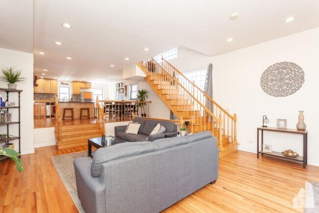 Foto del edificio - 4 bedroom in Chicago IL 60657