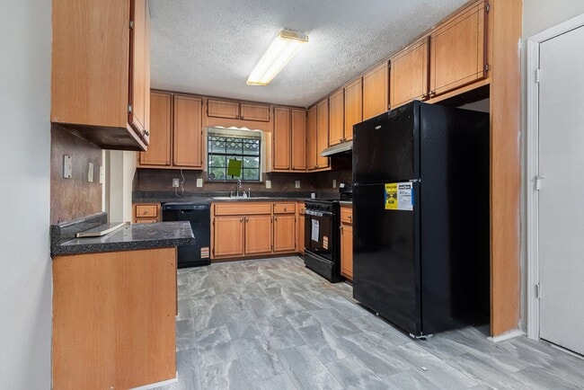 Building Photo - 3 bdrm, 2 bath in Stone Mountain