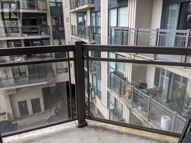 Building Photo - 872-872 Sheppard Ave W