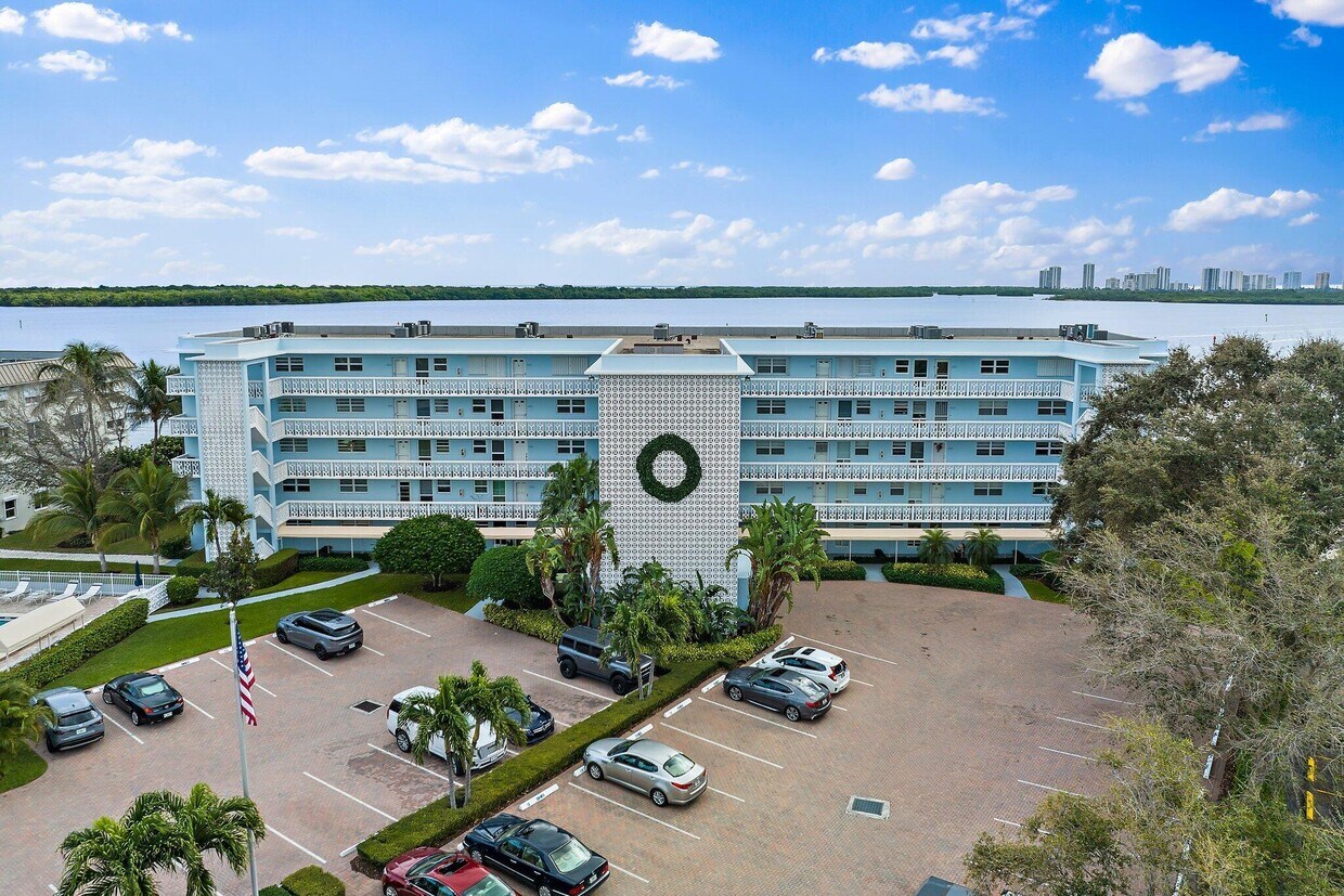 Primary Photo - 60 Yacht Club Dr