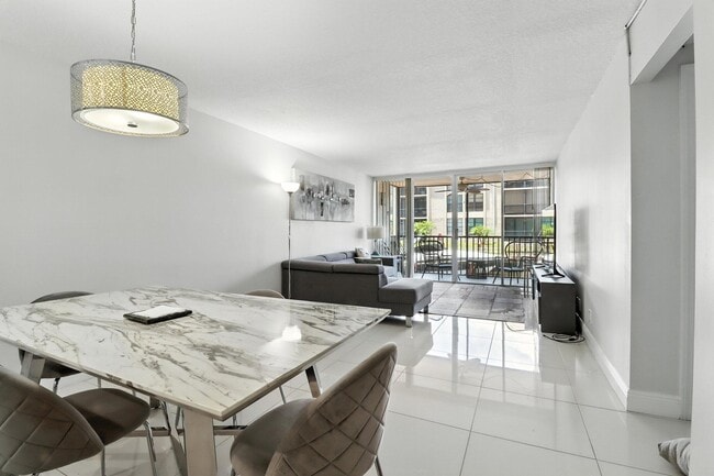 Building Photo - 6 Royal Palm Way