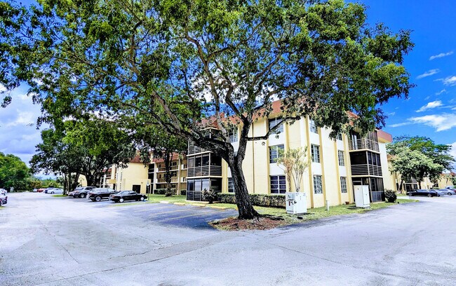 Foto del edificio - 3253 Foxcroft Rd