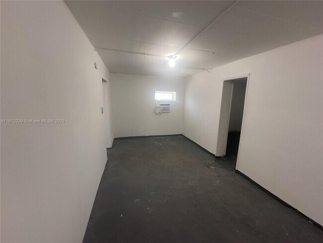 Foto del edificio - 225 NE 56th St