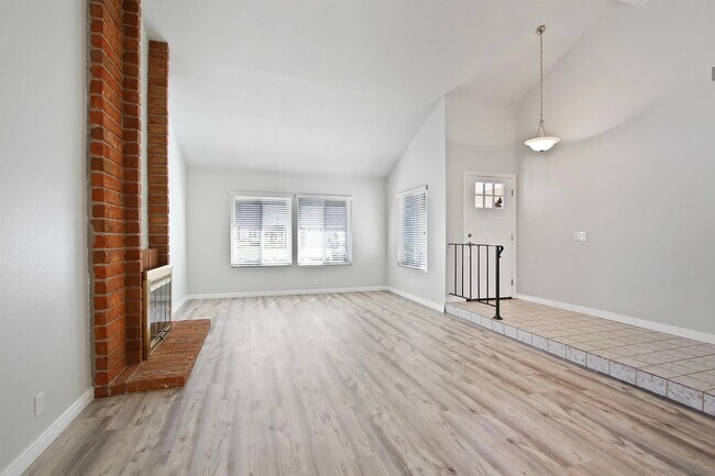 Building Photo - 148 N Roth Ln