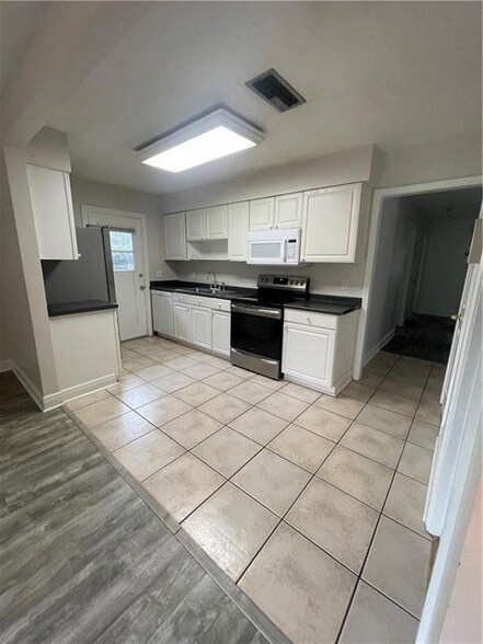 Building Photo - 9408 Roslyn Dr