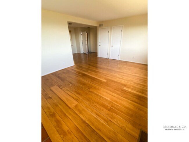 Building Photo - PRIVATE AND QUIET 4 br/2 ba HOME with Stun...