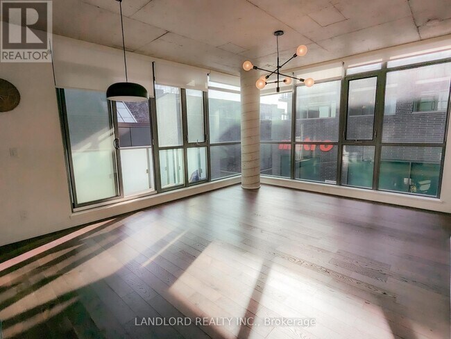 Photo du bâtiment - 8-318 Gladstone Ave