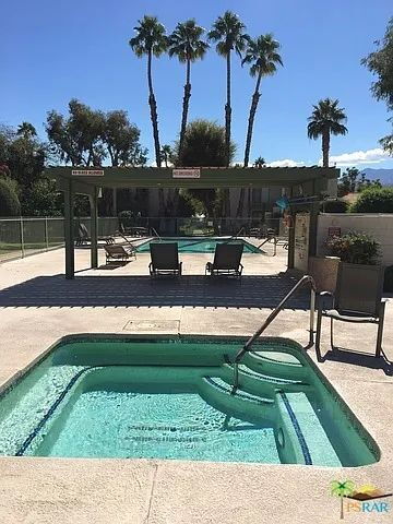 Foto del edificio - Beautifully Updated 2-Bedroom Townhome in Lakeview Villas!