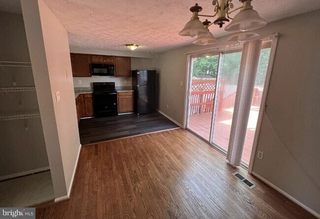 Foto del edificio - 9410 Squires Ct