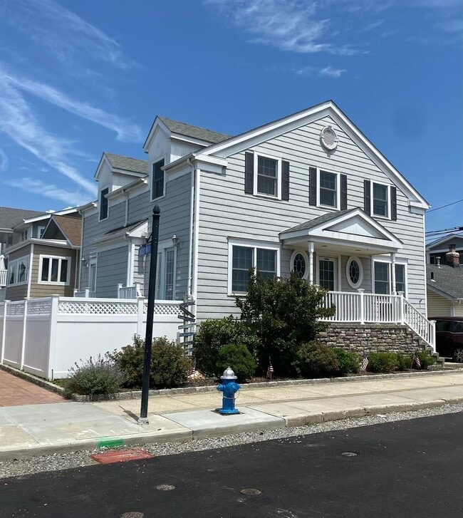 Building Photo - 707 W Olive St
