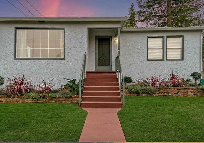Building Photo - Furnished 3 Bedroom Downtown Home On Corne...