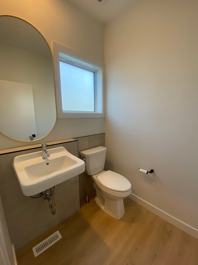 Photo du bâtiment - Killarney – a quiet, family-friendly neighborhood close to parks and tennis courts.