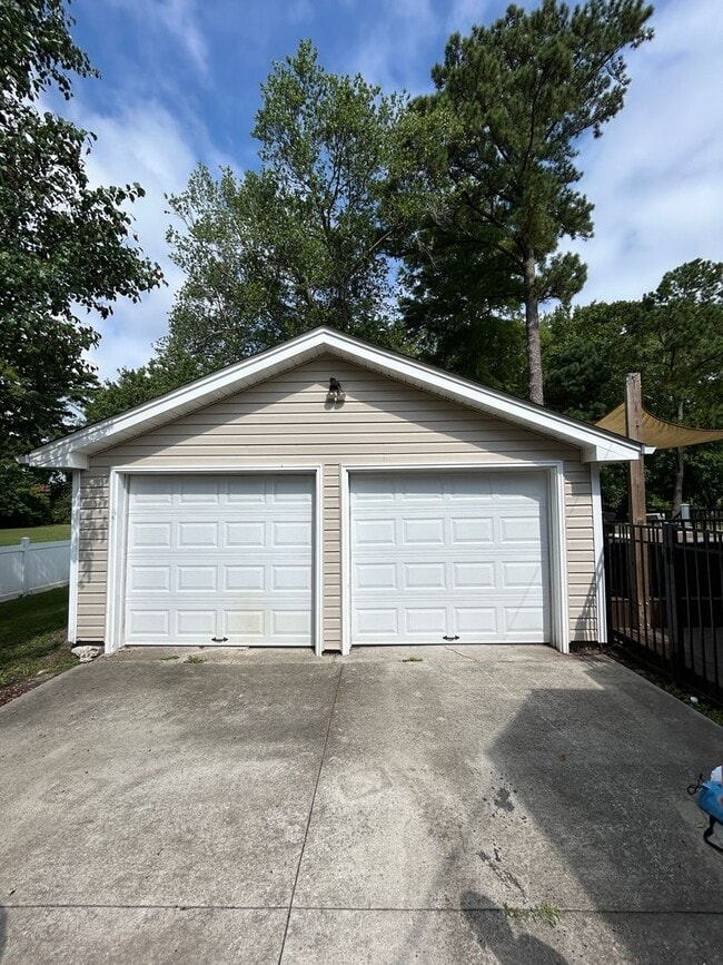 Building Photo - 4 BD/2 BA in Pine Meadows - 1/2 acre fence...