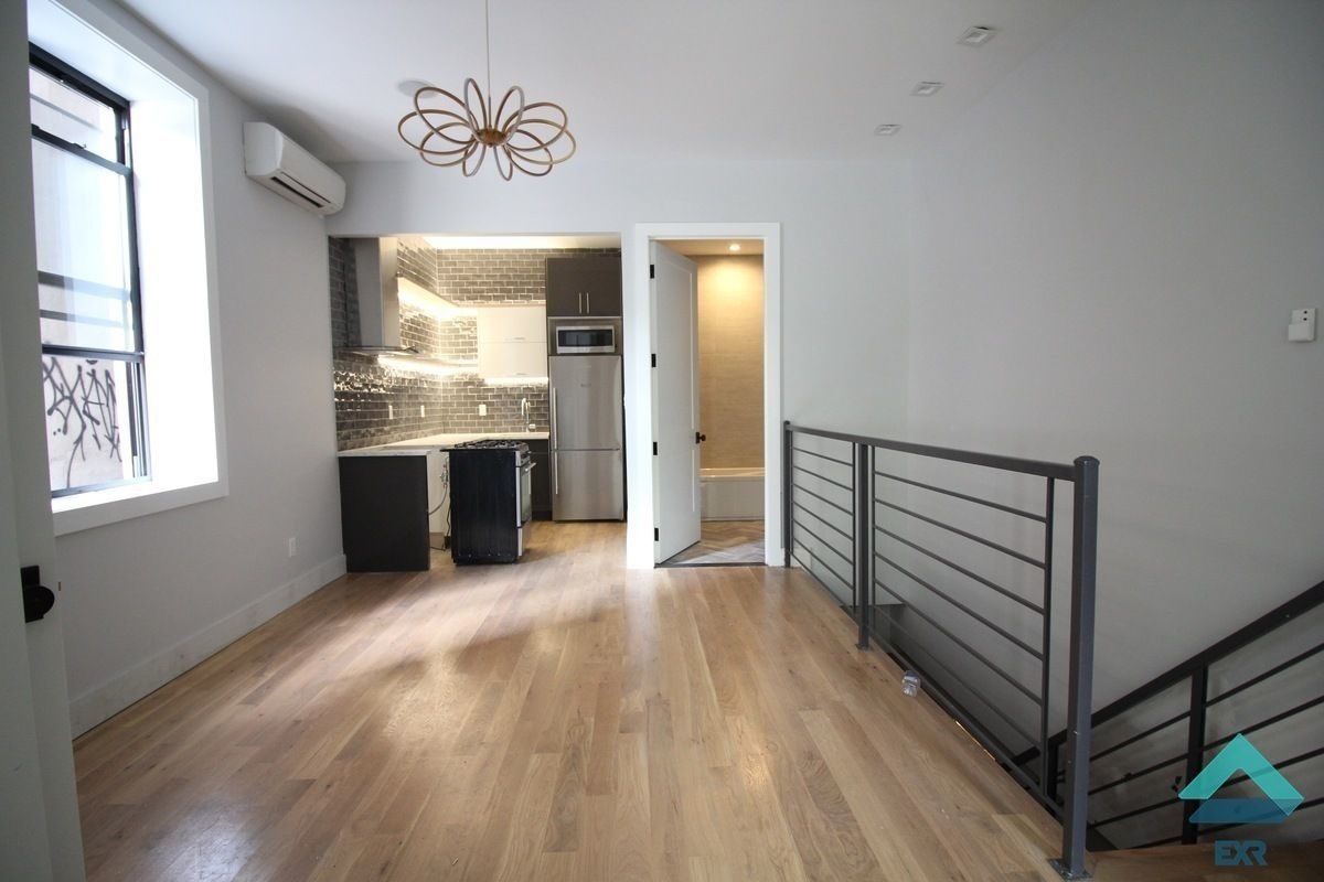 Primary Photo - 717 DeKalb Ave