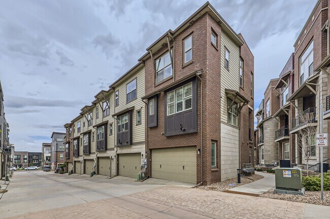 Building Photo - 427 Primrose Ln