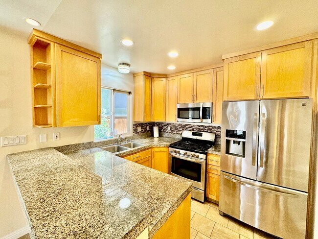 Building Photo - Stunning 3-Bedroom, 3.5-Bath Townhouse in ...