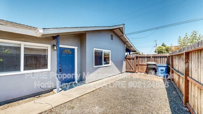 Building Photo - 1717 BEACHWOOD DR