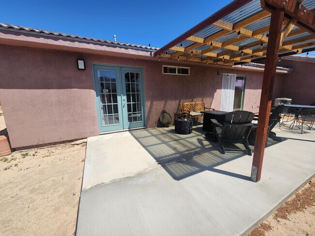 Foto del edificio - Fully Furnished 3 Bedroom Home w/ Covered ...