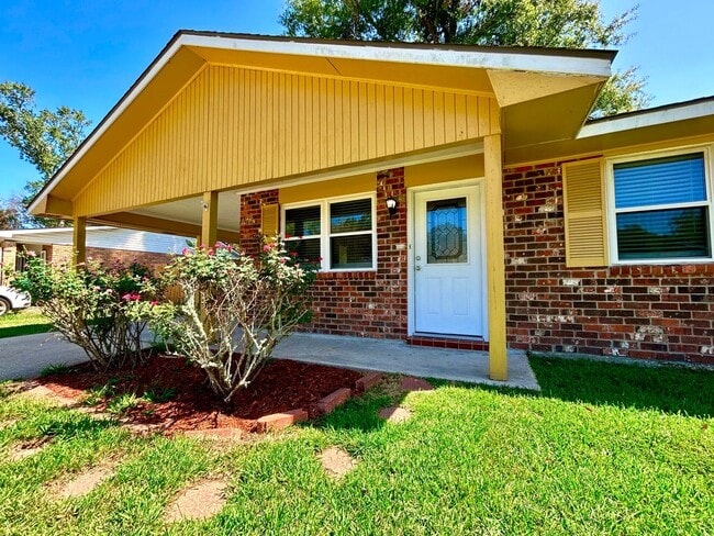 Building Photo - Beautiful Newly Updated Home In Denham Spr...
