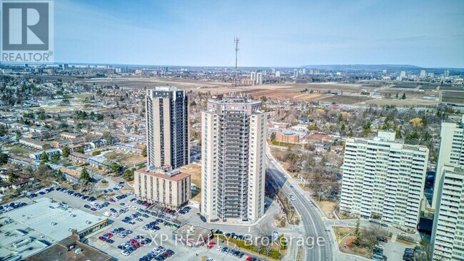 Photo du bâtiment - 1380 Prince of Wales Dr
