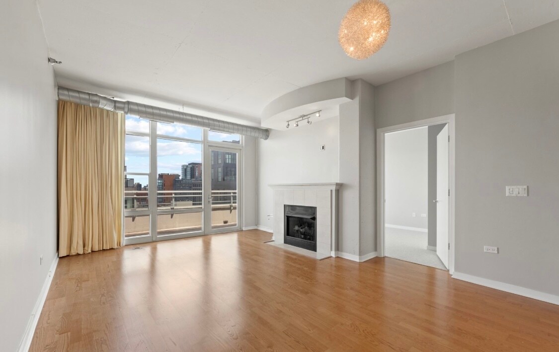 Living room with floor to ceiling windows - 909 W Washington Blvd