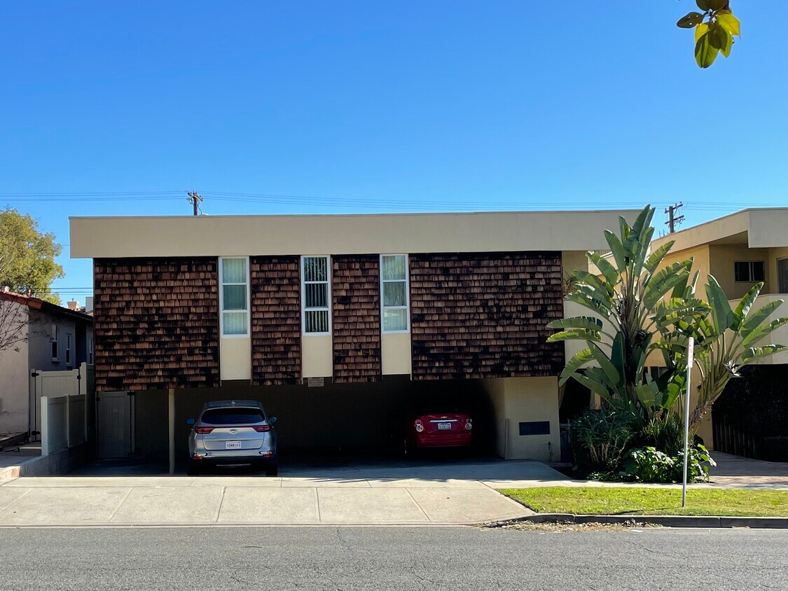 Primary Photo - 568 E Magnolia Blvd