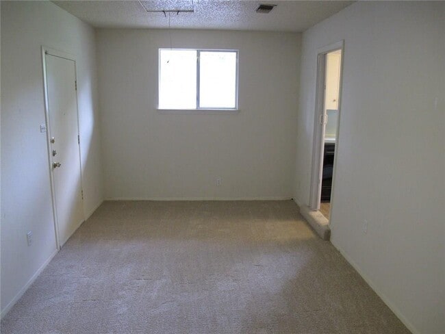 Building Photo - 1213 S Meadows Dr