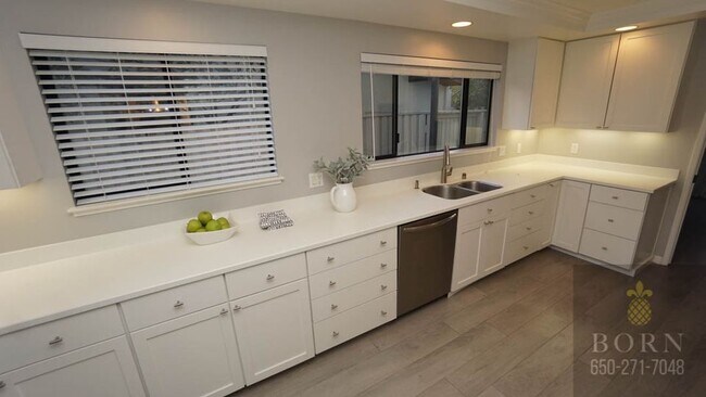 Foto del edificio - 2452 Sharon Oaks Dr