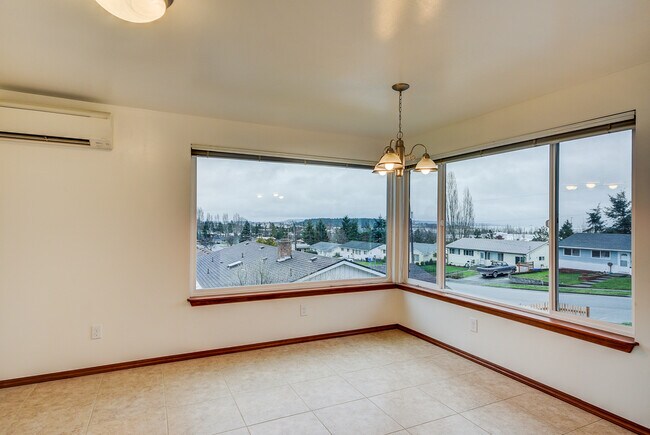 Foto del edificio - 4 Bed 2 bath Home in the Heart of Oak Harbor