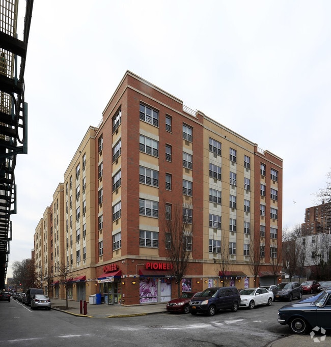 Building Photo - 3035 White Plains Rd