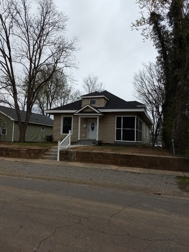 Building Photo - 2819 Tilles Ave