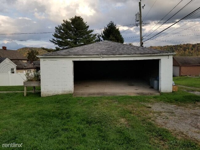 Building Photo - 2 br, 1 bath House - 440 W 43rd Street
