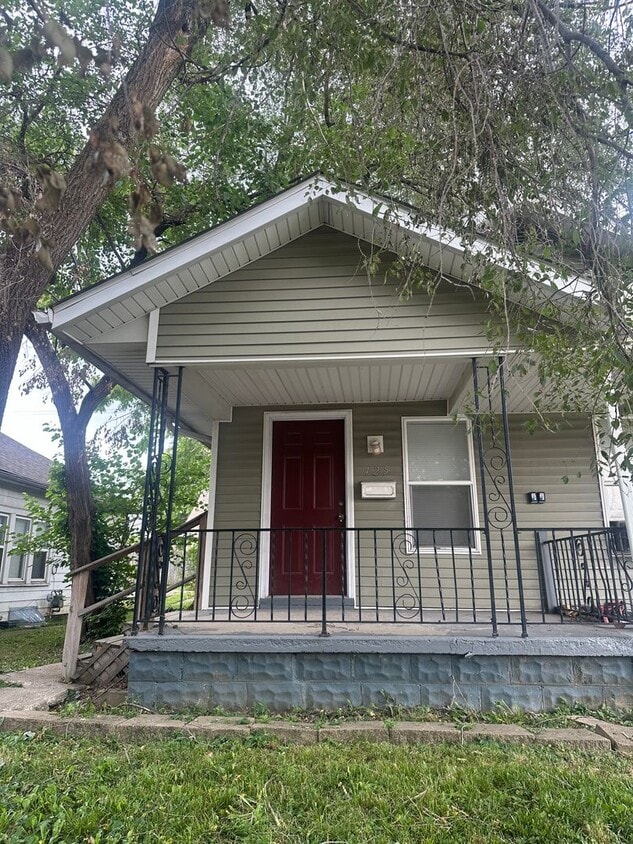 Primary Photo - 425 Leeds Ave
