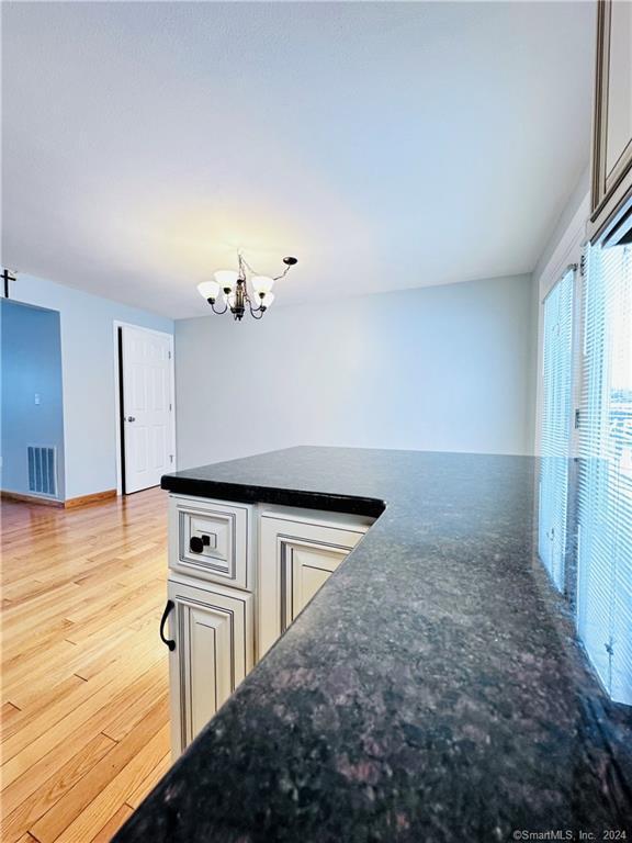 Foto del edificio - 80 Nicholas Dr