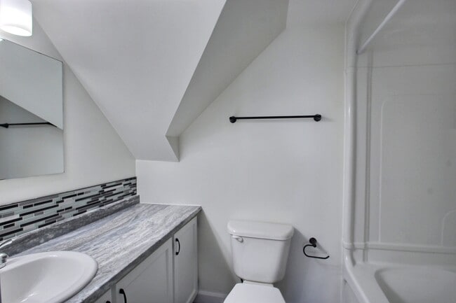 Building Photo - 153 St. George St