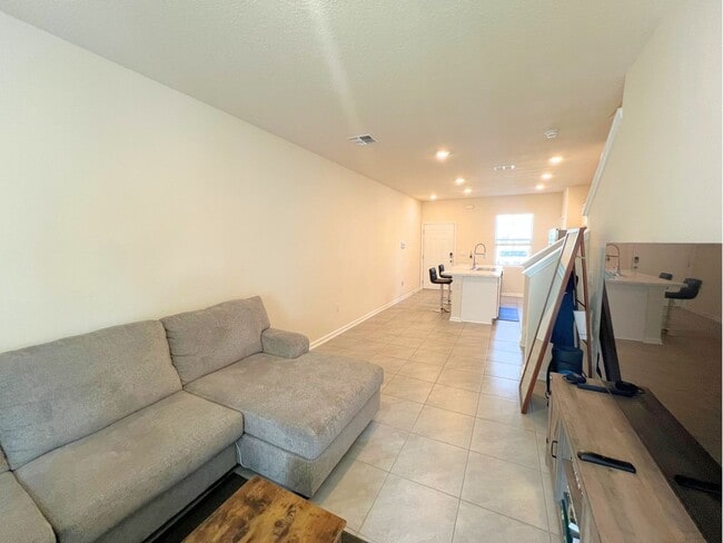 Building Photo - Charming 2-Bedroom Townhouse in Rivergate,...