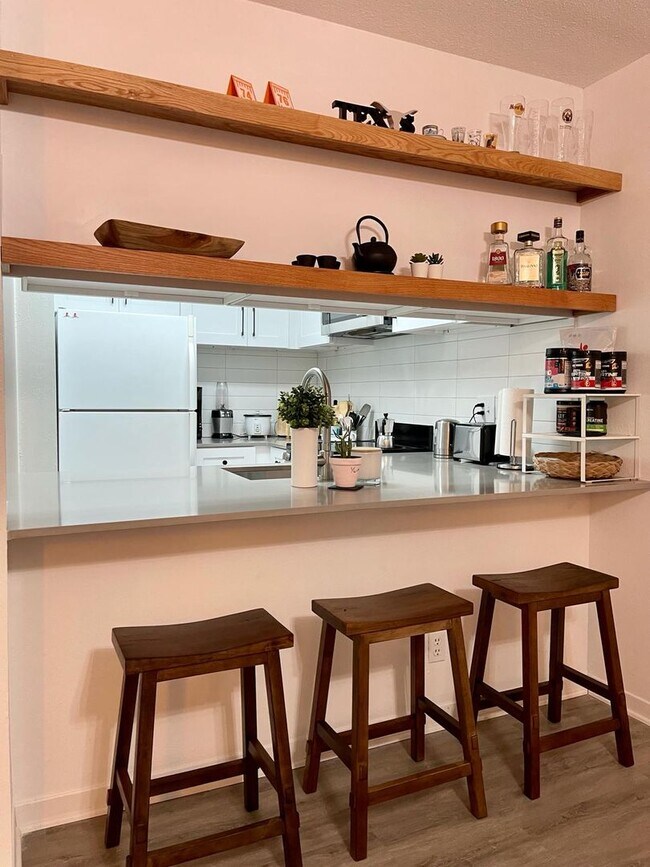 Foto del edificio - West Campus - San Gabriel Place - Fully Funished - Washer / Dryer - Huge Patio - $1400