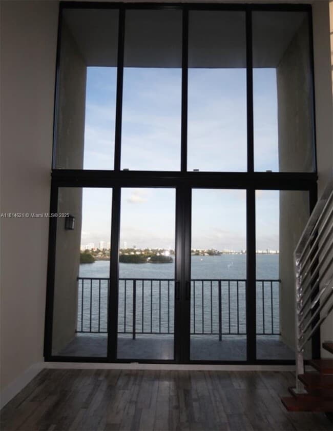 Foto del edificio - 7899 NE Bayshore Ct