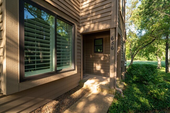 Foto del edificio - 656 Golf Ln