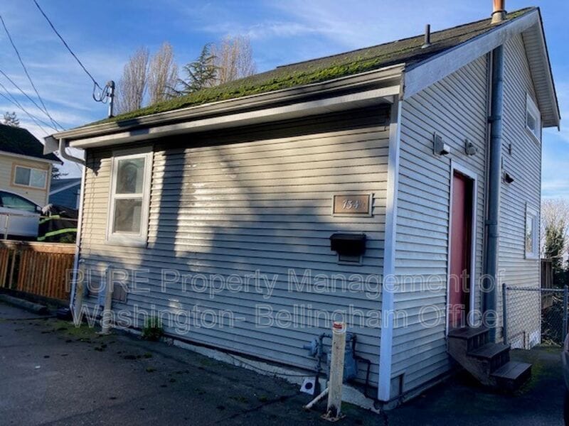 Primary Photo - 734 N Forest St