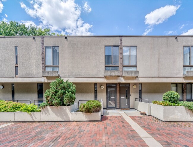 Building Photo - 2218 Clove Terrace/3Bed,2.5 Bath Condo in ...