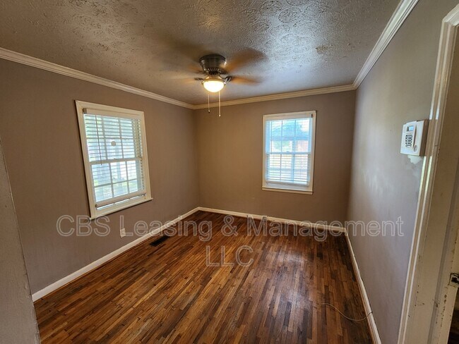 Building Photo - 427 Bernard Dr
