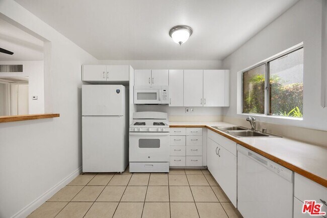 Foto del edificio - 18350 Hatteras St