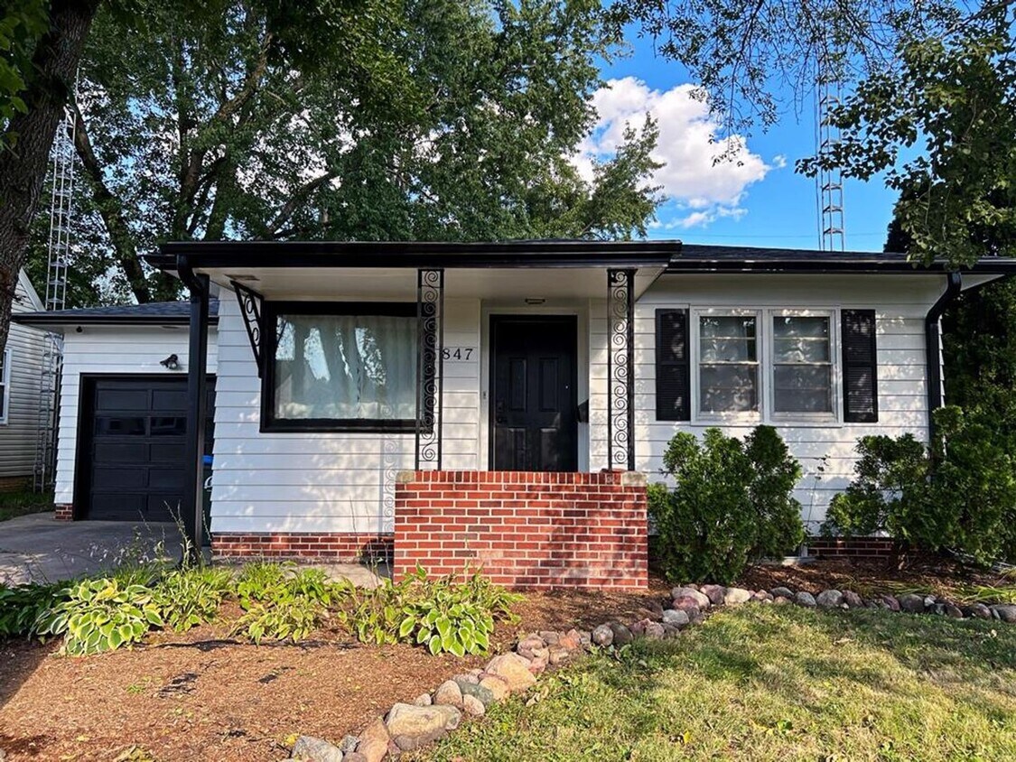 Primary Photo - *LEASE SPECIAL* Updated 2+ bedroom by the ...