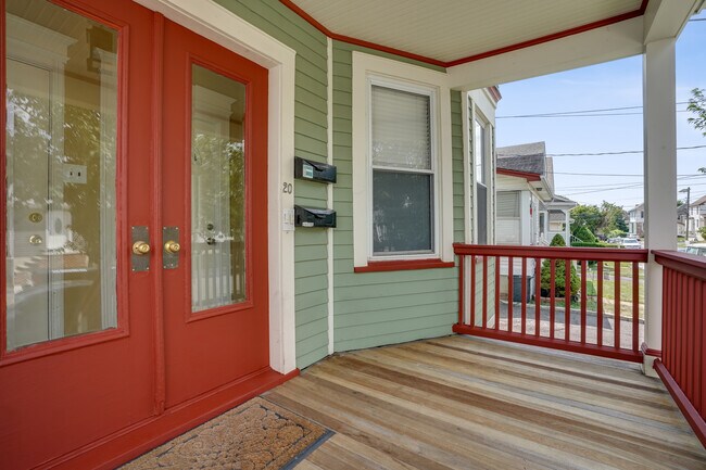 Lovely Front Porch - 20 Beech St